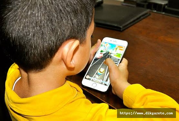 Anne babaların yüzde 48&#039;i çocuklarının izlediği videolara şüpheyle yaklaşıyor