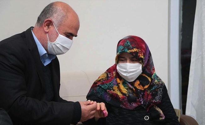 Cumhurbaşkanı Erdoğan yüzüğünü Milli Dayanışma Kampanyası'na bağışlayan kadına aynı yüzüğü hediye etti
