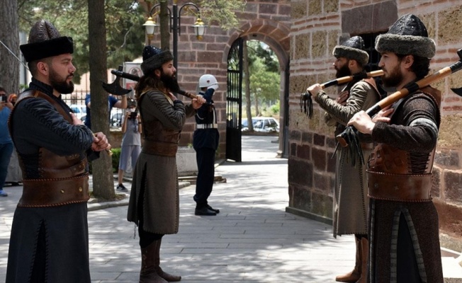 Ertuğrul Gazi Türbesi'ndeki 'Saygı Nöbeti' yeniden başladı