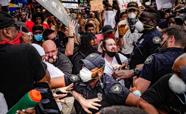 Floyd protestolarının s&uuml;rd&uuml;ğ&uuml; ABD'de siyahi &ouml;ğrencilere 'aşırı g&uuml;&ccedil;' kullanan polisler kovuldu