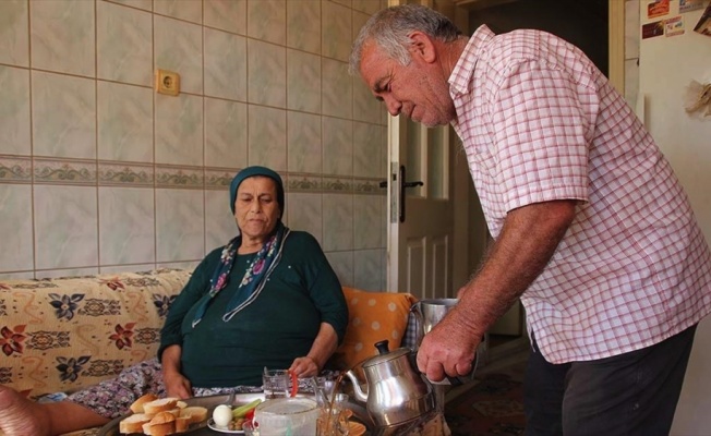 'Hurdacı Osman' kanser hastası yatalak eşine sevgiyle bakıyor