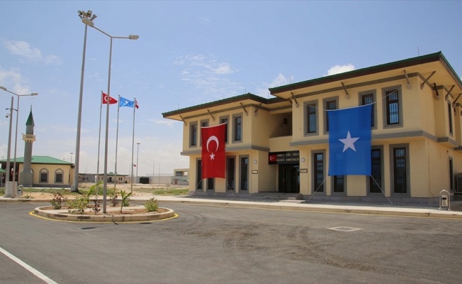 Mogadişu'daki Türk askeri eğitim üssü önünde intihar saldırısında bulunmak isteyen kişi etkisiz hale getirildi