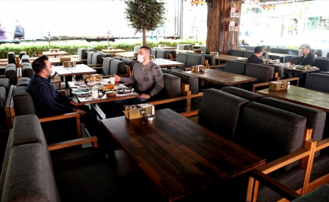 Restoran ve kafeler 'yeni normal'e uygun hizmet vermeye başladı