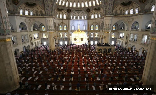 Sosyal mesafeli üçüncü cuma namazı kılındı