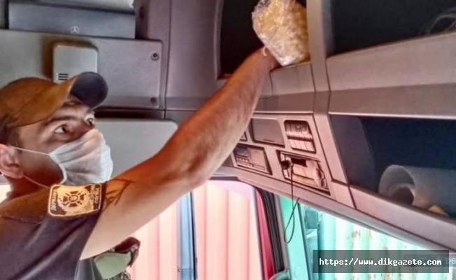 Ukrayna'dan Türkiye'ye kaçak kehribar getirmek isteyen Türk vatandaşı gözaltına alındı