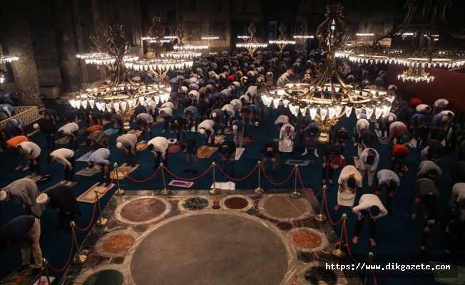 Ayasofya-i Kebir Cami-i Şerifi&#039;nde sabah namazı yoğun katılımla kılındı