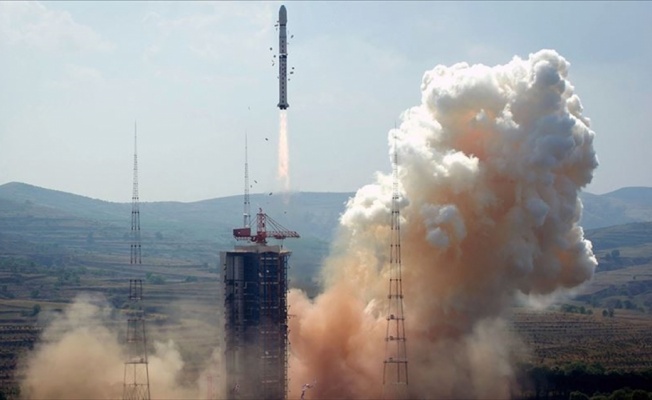 Çin, Mars keşif uydusu ve gezginci aracını uzaya fırlattı