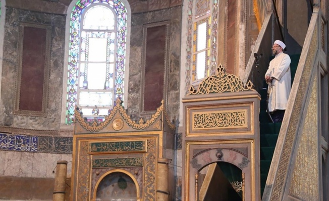 'Fethin sembolü olan camilerde hutbeye kılıçla çıkma geleneğini bundan sonra devam ettireceğiz inşallah'