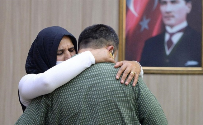 İkna edilen PKK'lı ter&ouml;rist Suriye sınırında teslim oldu