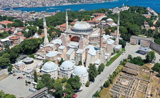 İstanbul Valisi Yerlikaya: Ayasofya Camisi'nde namaz kılınacak alanlara girişler yarın saat 10.00'da başlayacak