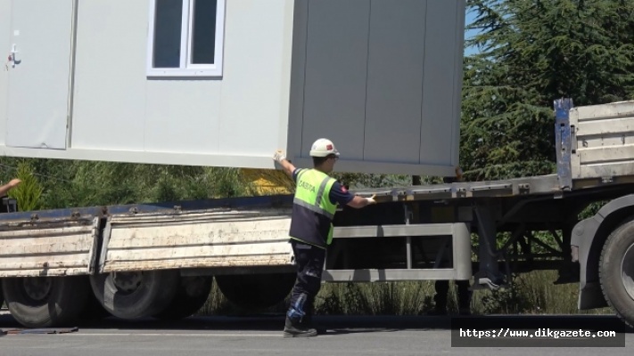 Silivri'de kaçak yapılar belediye ekiplerince yıkıldı