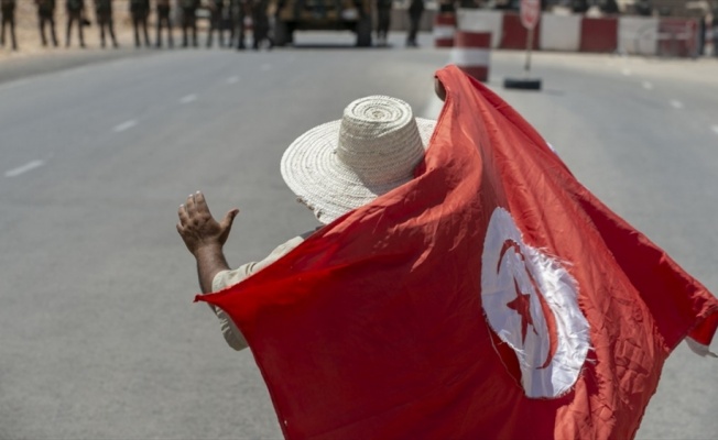 Tunus'ta Başbakan Fahfah ile Nahda Hareketi arasındaki g&uuml;&ccedil; m&uuml;cadelesini kim kazanacak?