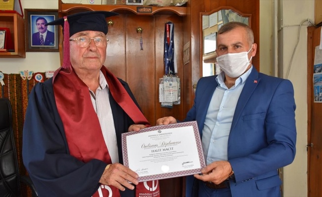 81 yaşında 4'üncü üniversite diplomasını alarak mezun oldu