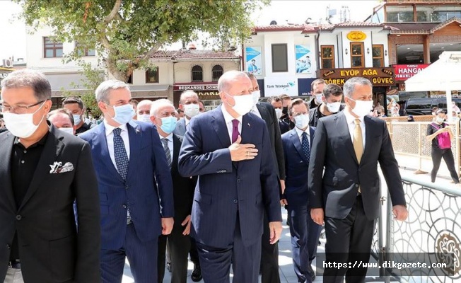 Cumhurbaşkanı Erdoğan, cuma namazını Eyüp Sultan Camisi'nde kıldı