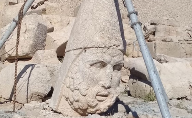 Nemrut Dağı'ndaki 2 bin 60 yıllık heykel devrilmekten kurtarıldı