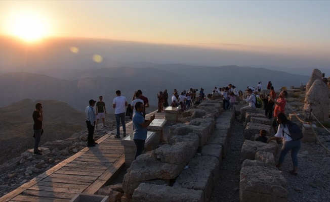 Nemrut eşsiz manzarasıyla ziyaretçilerini cezbediyor