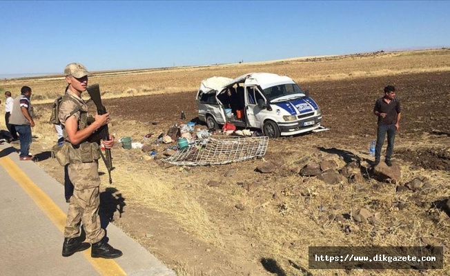 Şanlıurfa'da tarım işçilerini taşıyan minibüs devrildi: 20 yaralı