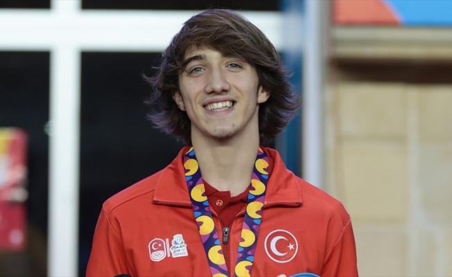 Berke Akçam 400 metre engellide 20 yaş altı Türkiye rekoru kırdı