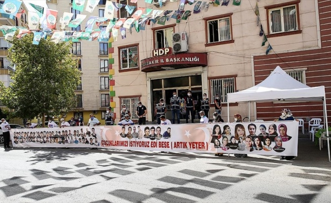 Diyarbakır anneleri bir evladın daha ailesine kavuşmasının sevincini yaşıyor