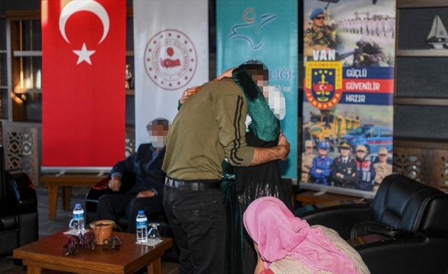 İkna &ccedil;alışmaları sonucu teslim olan PKK'lı ter&ouml;rist ailesiyle buluşturuldu