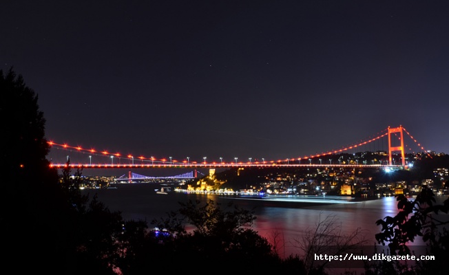 İstanbul'da köprüler DMD hastalığı farkındalığı için aydınlatıldı