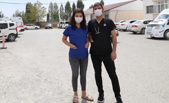 Koronavir&uuml;s&uuml; yenip d&uuml;nyaevine giren doktor &ccedil;iftten 'tedbirlere uyun' &ccedil;ağrısı