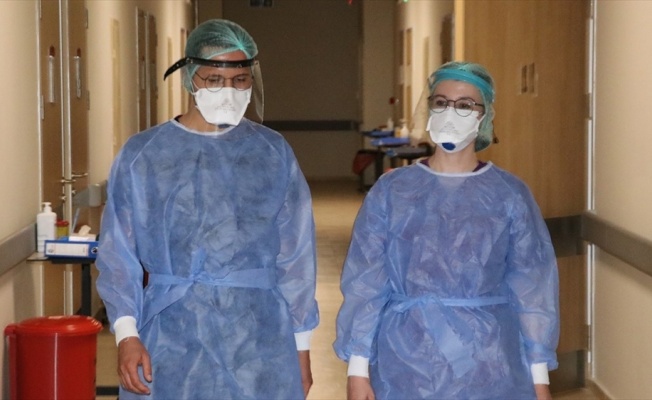 Kovid-19'u yenen doktor çift hastalarına hem hasta hem doktor gözüyle şifa arıyor