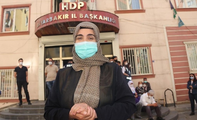 Diyarbakır annelerinden Mutlu: Çocuğumu bu kapıdan alana kadar gitmeyeceğim