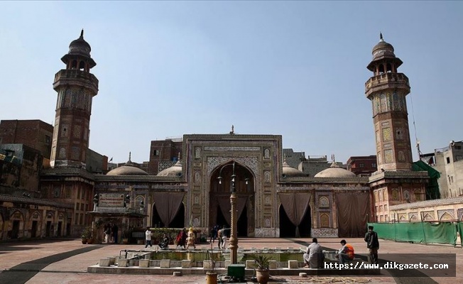 Babürlerin motifleriyle ünlü mabedi: Vezir Han Camisi