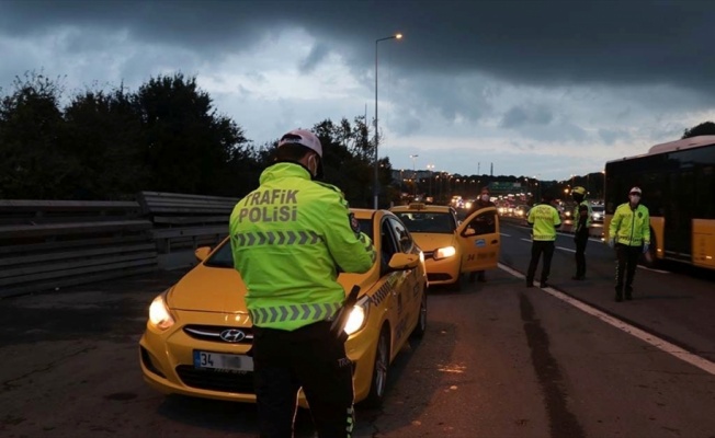 Koronavirüs tedbirlerine uymayan 4 bin 922 kişiye ceza verildi