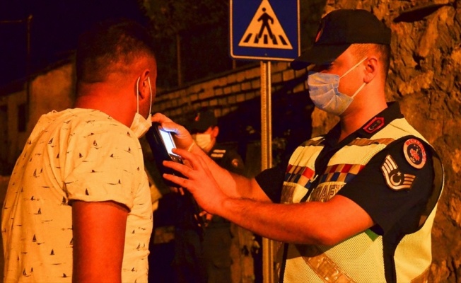 &Uuml;lke genelindeki alkol denetiminde 1276 kişinin s&uuml;r&uuml;c&uuml; belgesi ge&ccedil;ici olarak geri alındı