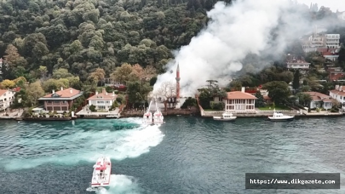 Üsküdar'daki yangında tarihi cami kullanılamaz hale geldi