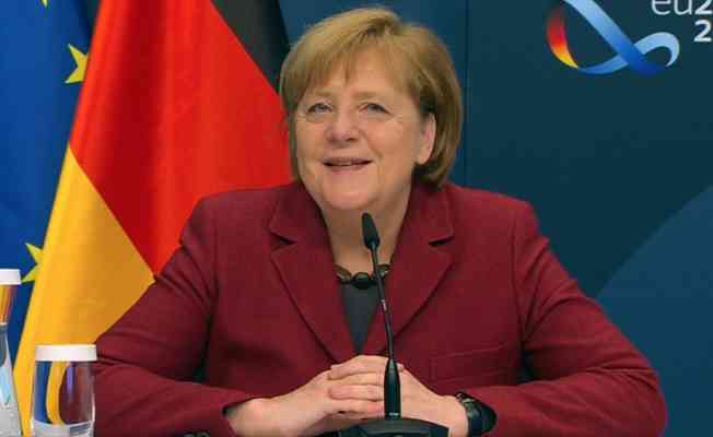 Merkel, Uğur Şahin ve &Ouml;zlem T&uuml;reci ile g&ouml;r&uuml;şt&uuml;: Sizinle gurur duyuyoruz