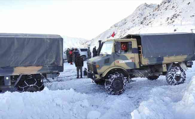 MSB: Şemdinli'de çığ düşmesi sonucu bir asker şehit oldu, bir askeri arama çalışmaları sürüyor