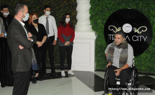 Otel çalışanları engelli bale sanatçısı Öztürk'e tekerlekli sandalye hediye etti