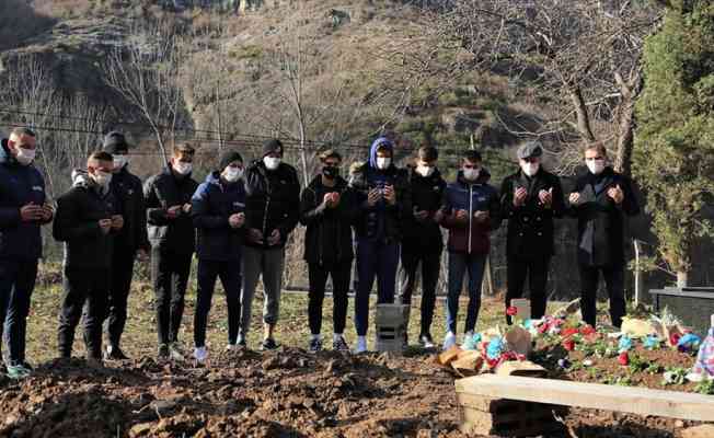 Trabzonspor Teknik Direktörü Avcı ve futbolculardan Özkan Sümer'in mezarına ziyaret