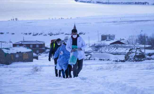 Sağlık ekipleri Bitlis'te kar ve soğuğa rağmen yaşlıların aşı çalışmalarını sürdürüyor