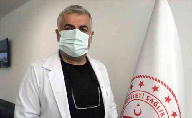 Anne ve babasını g&ouml;rev yaptığı hastanede Kovid-19'dan kaybeden doktordan 'tedbirlere uyun' &ccedil;ağrısı