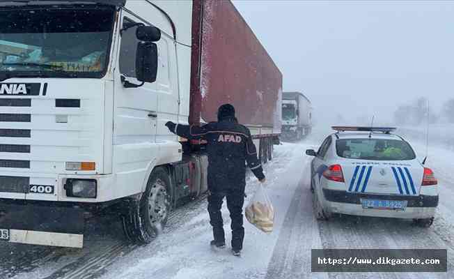 Edirne&#039;de AFAD, yolda kalan tır sürücülerine kumanya dağıttı