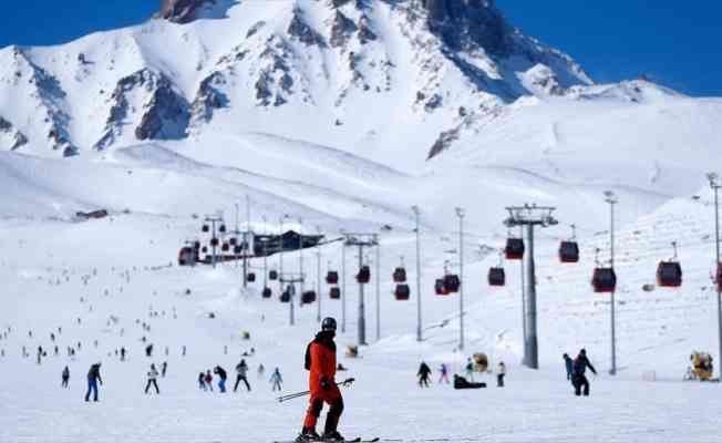 Erciyes&#039;in pistleri kayak tutkunlarına adrenalinin zirvesini yaşatıyor