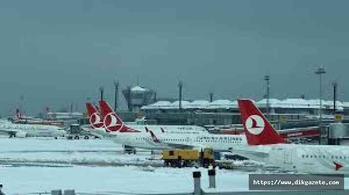 İstanbul Havalimanı'nda kar temizleme çalışmaları sürüyor