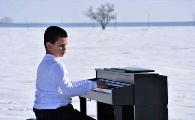 'Kusursuz kulak' Bager, karla kaplı Muş Ovası'nda piyano çaldı