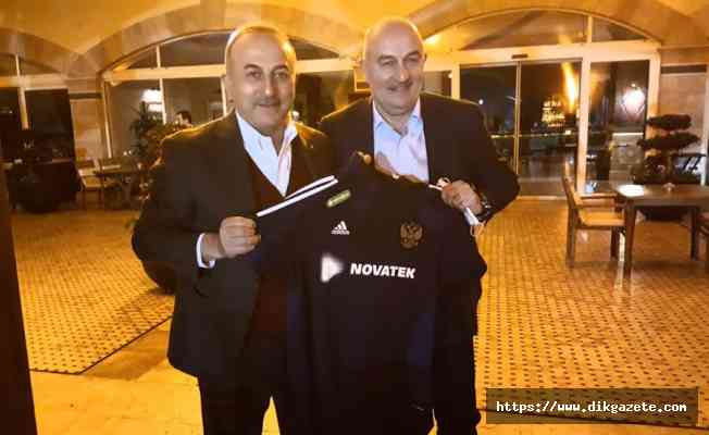 Rusya Milli Takım Teknik Direktörü Çerçesov&#039;dan Bakan Çavuşoğlu&#039;na doğum günü hediyesi!