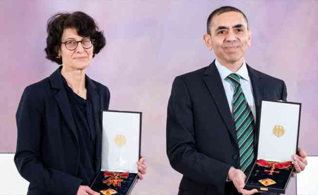 Almanya’da Prof. Dr. Uğur Şahin ve eşi Dr. Özlem Türeci’ye liyakat nişanı verildi