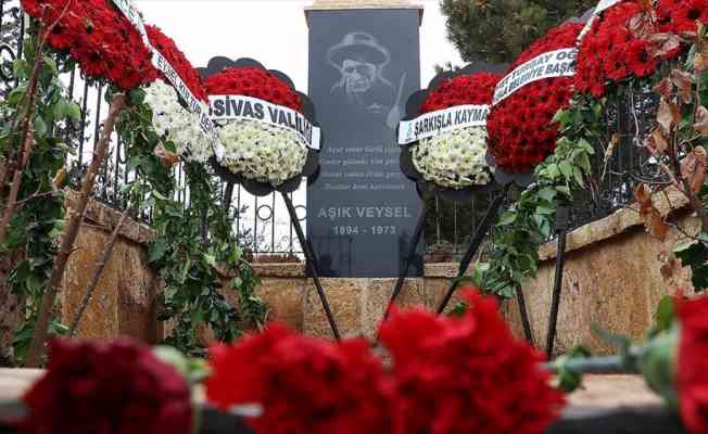 Aşık Veysel ölümünün 48. yılında Sivas'taki mezarı başında anıldı