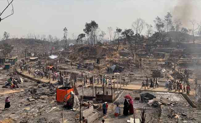 Bangladeş'te Arakanlı M&uuml;sl&uuml;man m&uuml;ltecilerin kaldığı kamptaki yangında en az 15 kişi &ouml;ld&uuml;