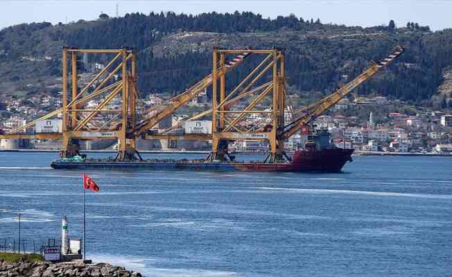 Büyük liman vinci taşıyan geminin Çanakkale Boğazı'ndan geçişi başladı