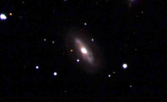 Devasa bir kara deliğin saatte yaklaşık 177 bin kilometre hızla uzayda yol aldığı keşfedildi