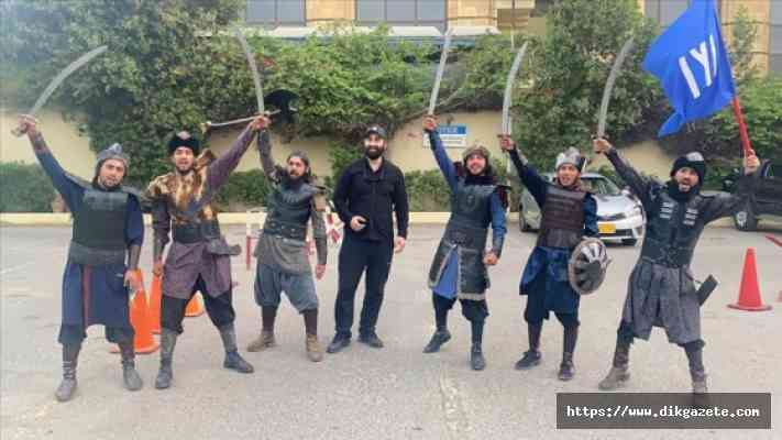 'Diriliş Ertuğrul' sevgisini sete taşıyan Pakistanlı gençler, oyuncu Celal Al ile buluştu