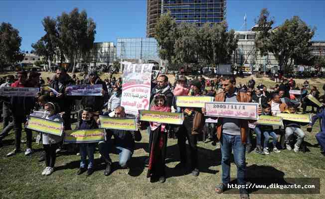Gazze'de, Filistin yönetimince 2005'te atanan memurlar haklarının verilmesi için yürüyüş düzenledi